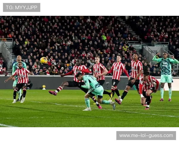 足球球星街头挑战赛展现惊艳技巧引爆热潮